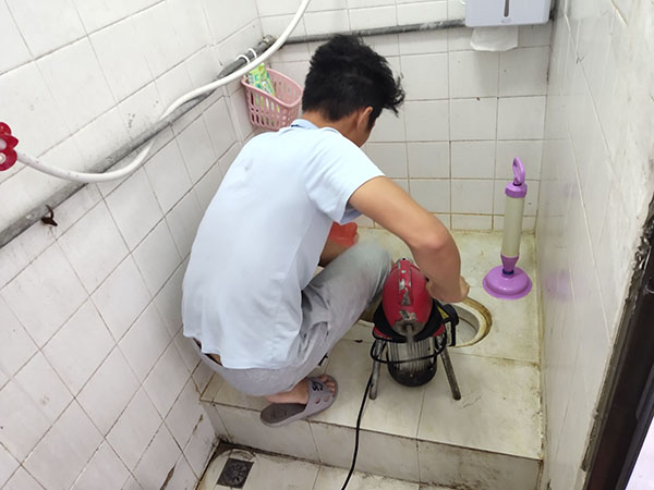 自贡管道堵塞冒臭气 专业师傅现场解决问题